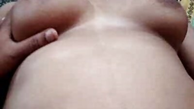 Dopo aver annaffiato il cactus, la video porno di vecchie signore matura Emily Addison desidera ardentemente il sesso.