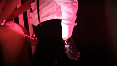 La troia mostra il suo culo e seduce l'uomo di colore all'anale. video hot nonne