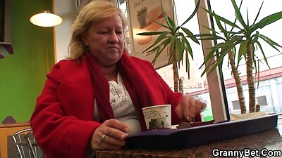 Una donna dai capelli castani con bei seni e culo gode di video porno gratis di nonne un grosso cazzo.