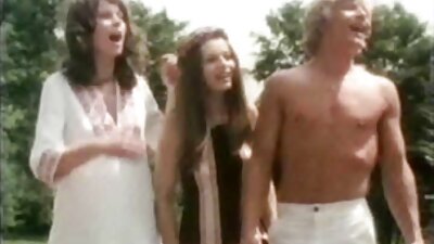 Il ragazzo si masturba con nonne pornostar la sua sorellastra asiatica e la scopa.