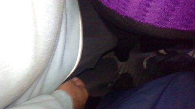 Ragazzo persistente strappa la biancheria intima su una bella ragazza per l'accesso nonne video hard gratis alla sua figa.