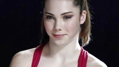 La mamma di un amico offre sesso dopo lo champagne nella pprnononne jacuzzi.