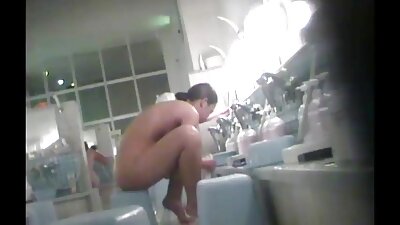 Un ragazzo di colore nonne troie amatoriali ha strappato i collant alle ragazze BI e ha attivamente strappato loro le fighe.