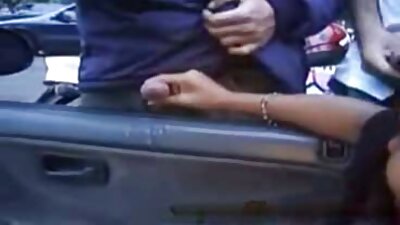 Bella video porno di vecchie signore mora con tatuaggi fa sesso anale in un bar.