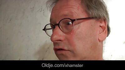 Una prostituta vestita da infermiera video nonne inculate soddisfa due clienti.