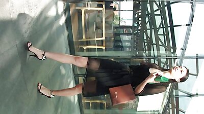 Una donna snella dai capelli castani video nonne sex con le tette erette prende il cazzo di un giovane nel culo.