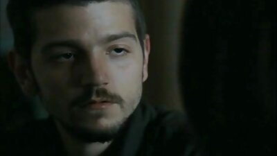 Un uomo maturo scopa un giovane amante con i tacchi alti su un tavolo video vecchie troie e su una sedia.