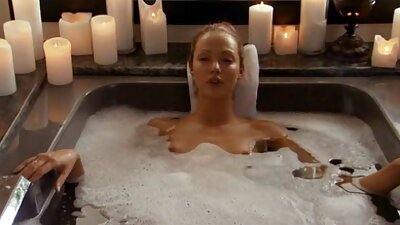 La massaggiatrice ha strofinato video porno di vecchie il suo corpo contro il cliente e si è data al berretto.