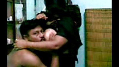 Governante obbediente dà al proprietario nel culo sul letto. video di nonne lesbiche