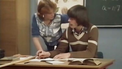 La matrigna bionda insegna vecchie troie nude alla figlia rossa come scopare.