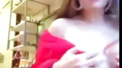 Il figliastro aiuta la matrigna video porno di vecchie dai seni finti a rilassarsi.